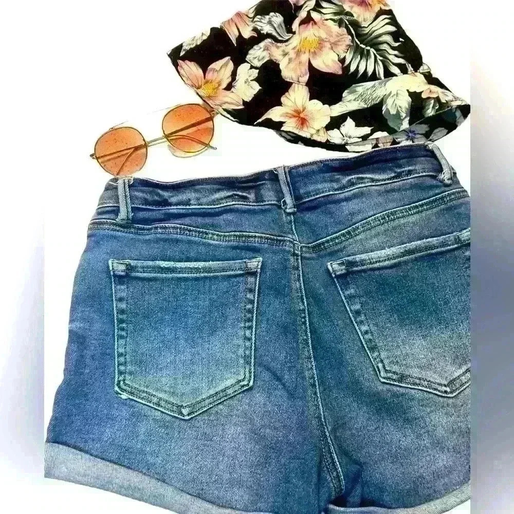 💙 Shorts Bundle: Jean shorts, floral bucket hat and sunglasses - Picture 2 of 3